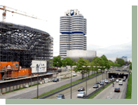 BMW本社、左は建設中の博物館新館